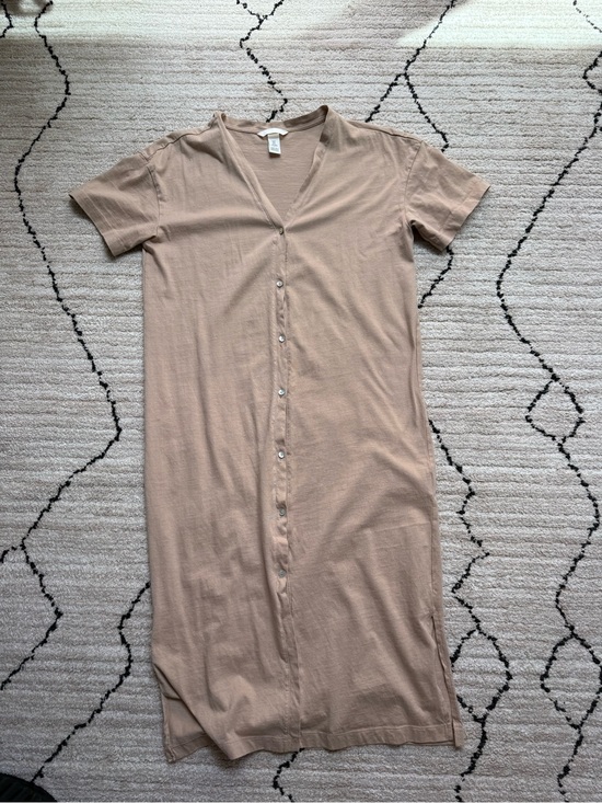 H&M Dresses & Skirts - H&M Beige Button-Front V-Neck Top